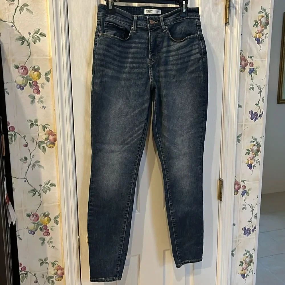 Levi Strauss Signature Gold Totally Shaping Skinny Dark Wash Jeans- 10M- w30 l30